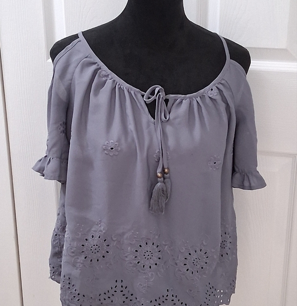 Knox Rose Cold Shoulder With Floral Eyelets & Scalloped Hemline Size S - Picture 1 of 8